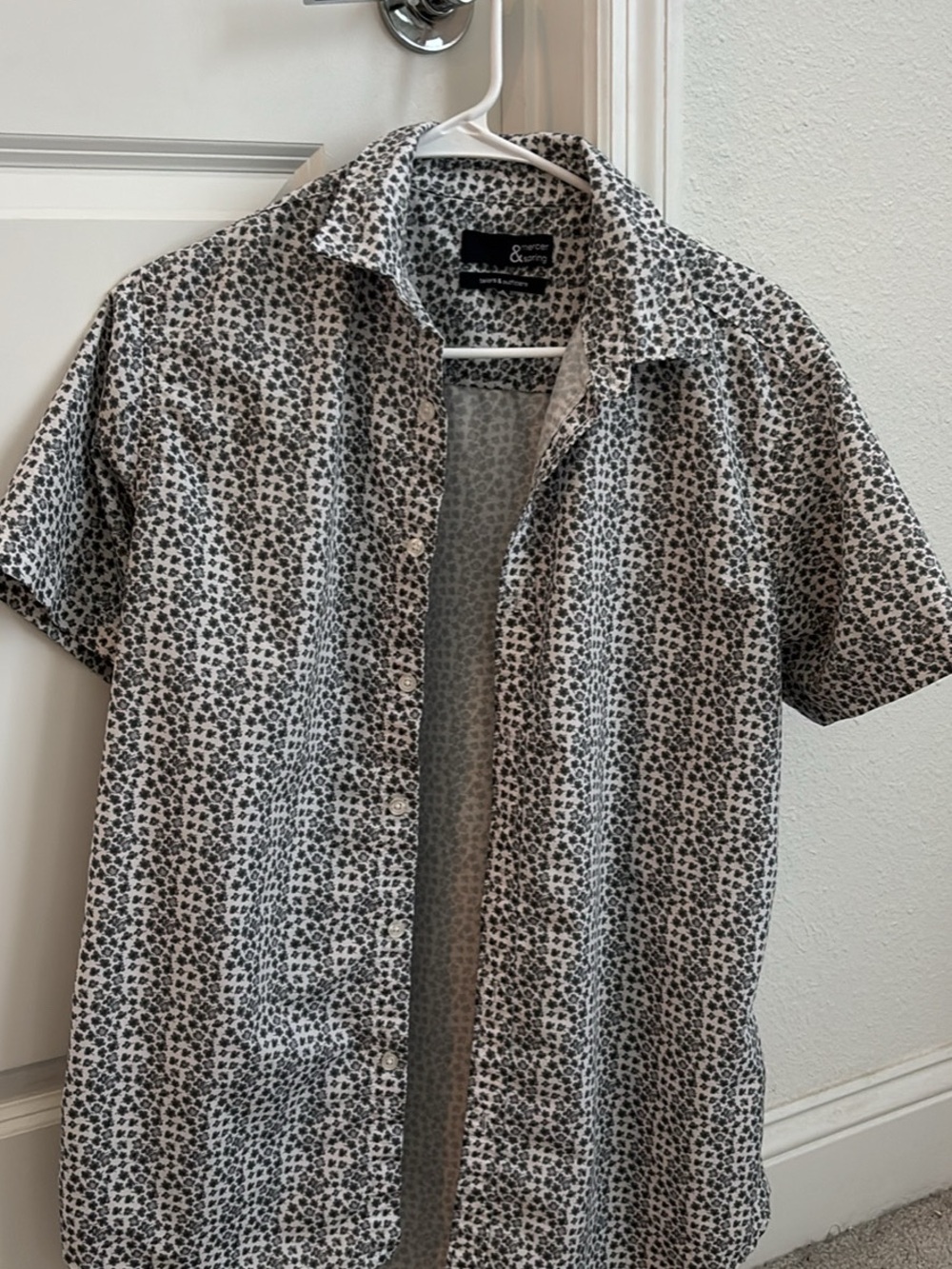 Men’s size medium short sleeve clover button up